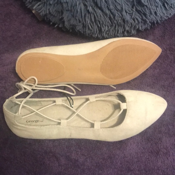 Grey Flats - Picture 2 of 3